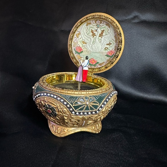 Anastasia Music Box by San Francisco Music Box Company - Picture 3 of 8